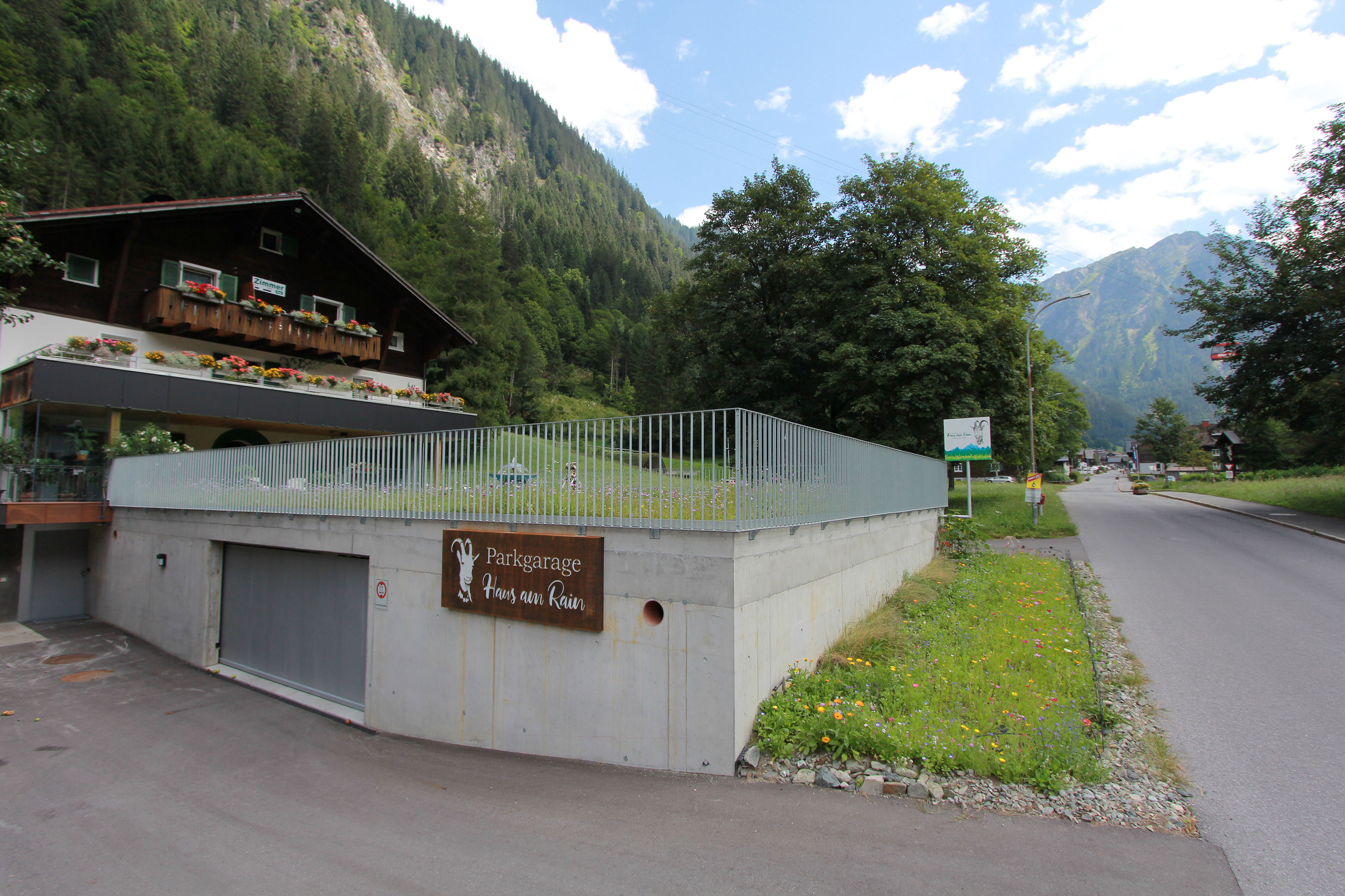 Hausansicht mit Tiefgarage