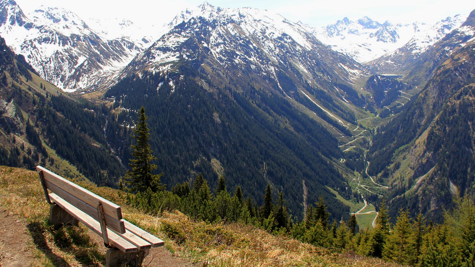 Aussichtspunkt mit einer Bank auf die Berglandschaft