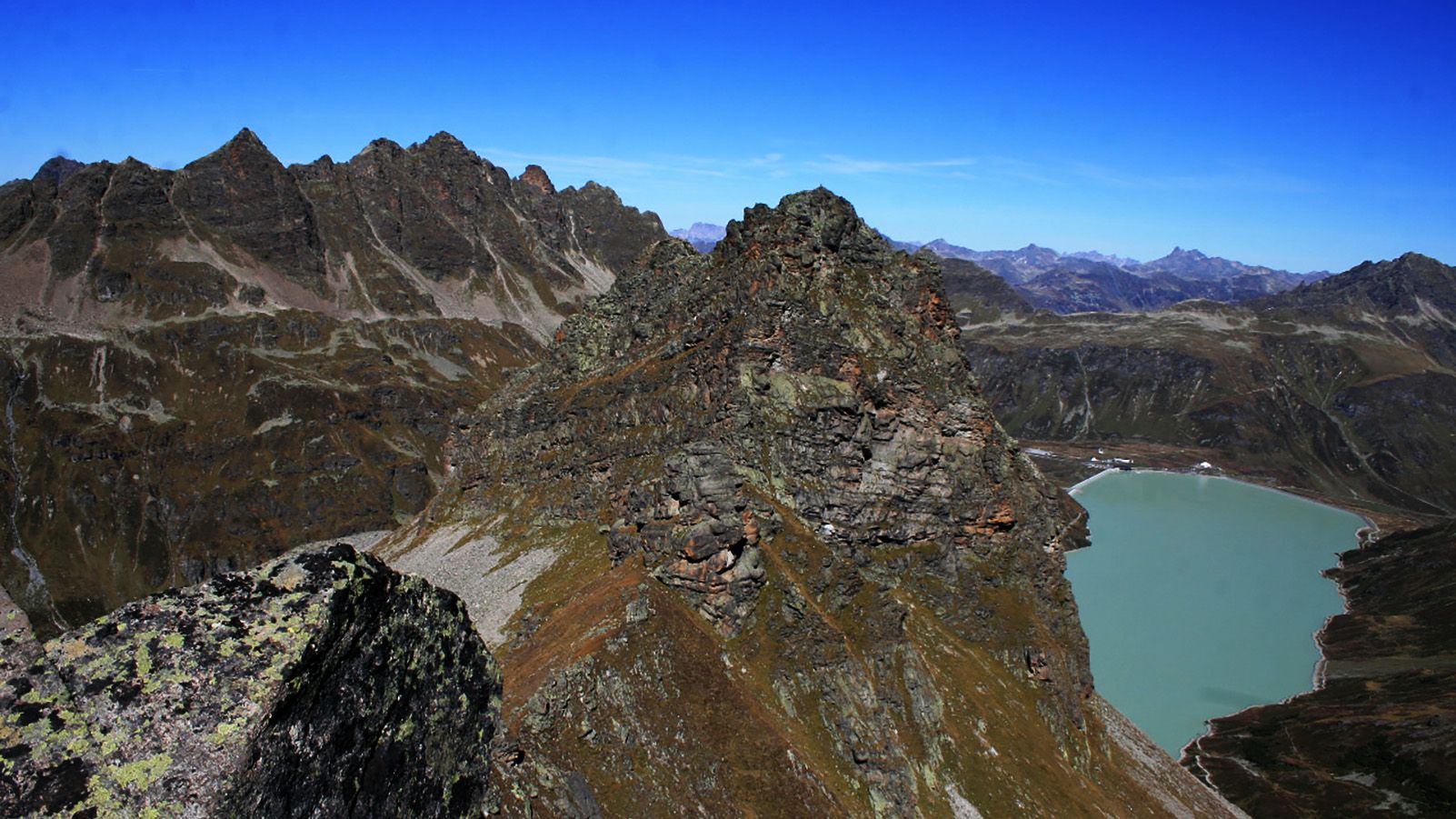 Berglandschaft von oben mit einem See