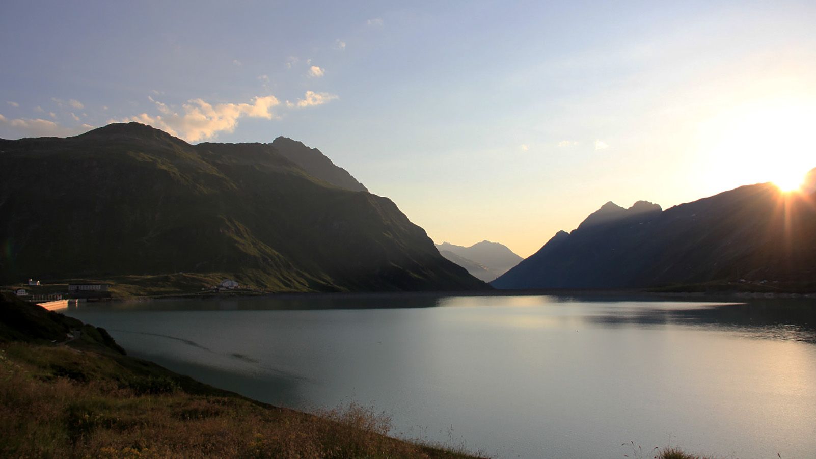Bergsee im Abendlicht