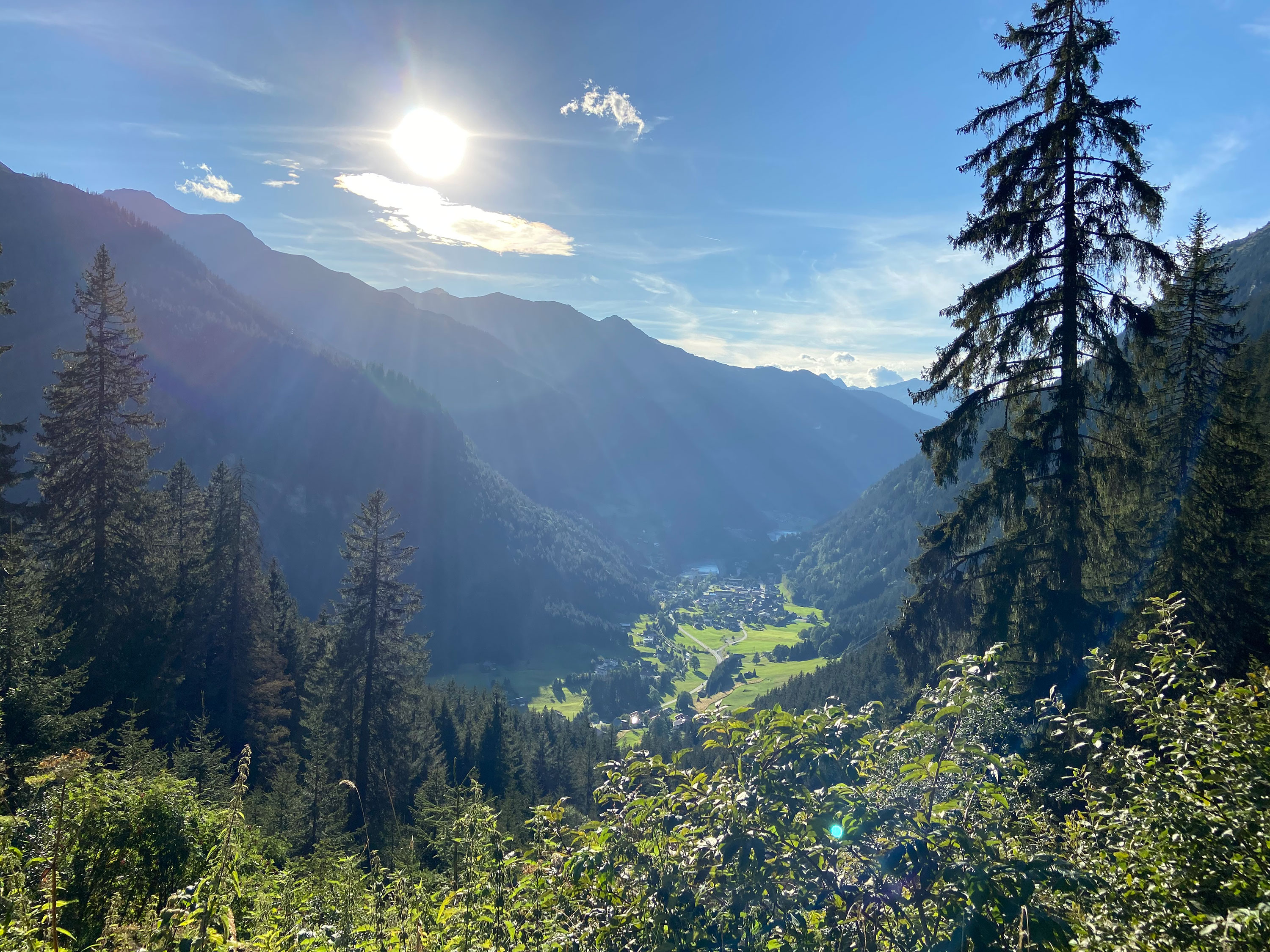 Foto ins Tal mit Sonne