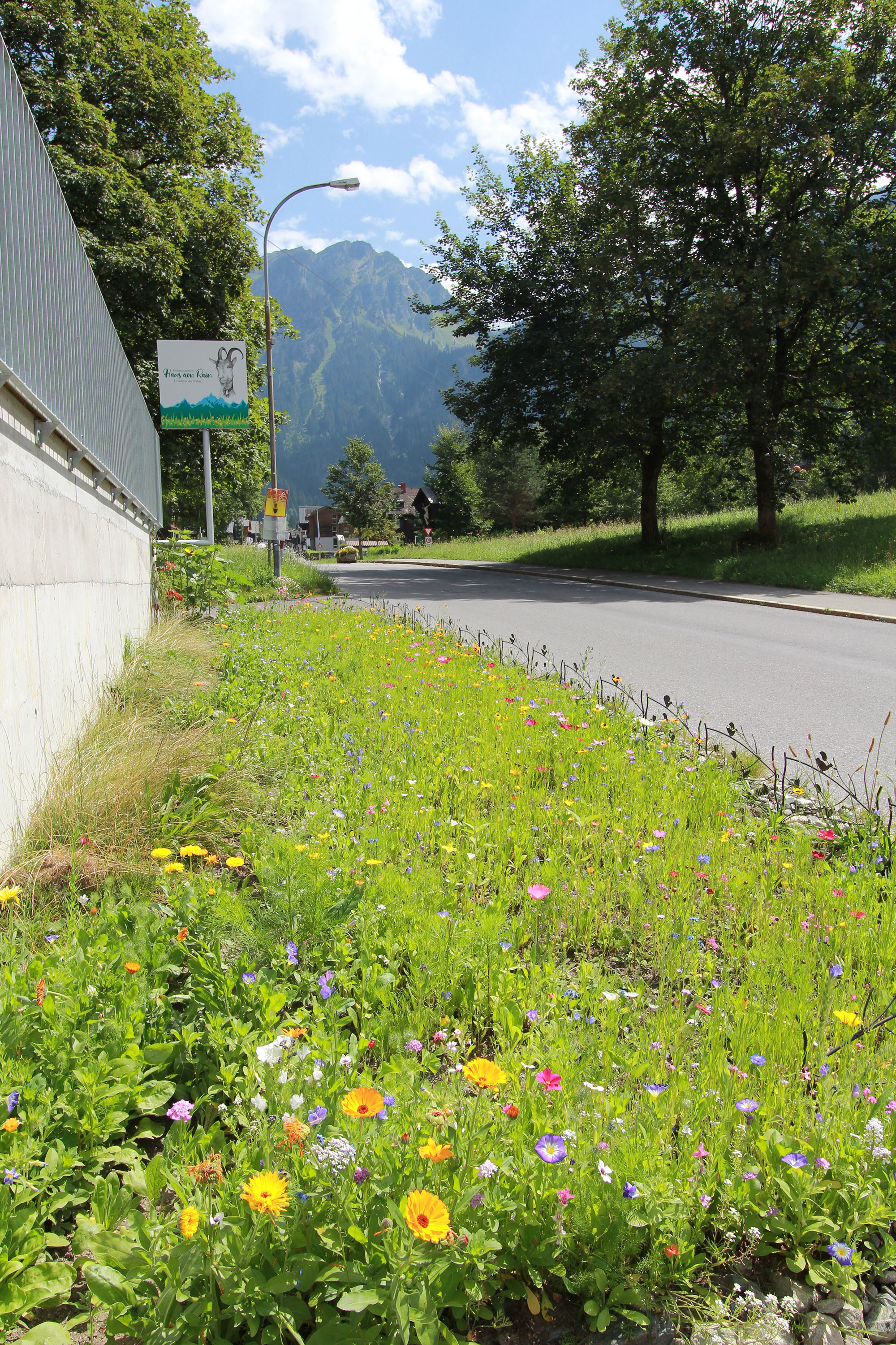 Straße am Haus entlang