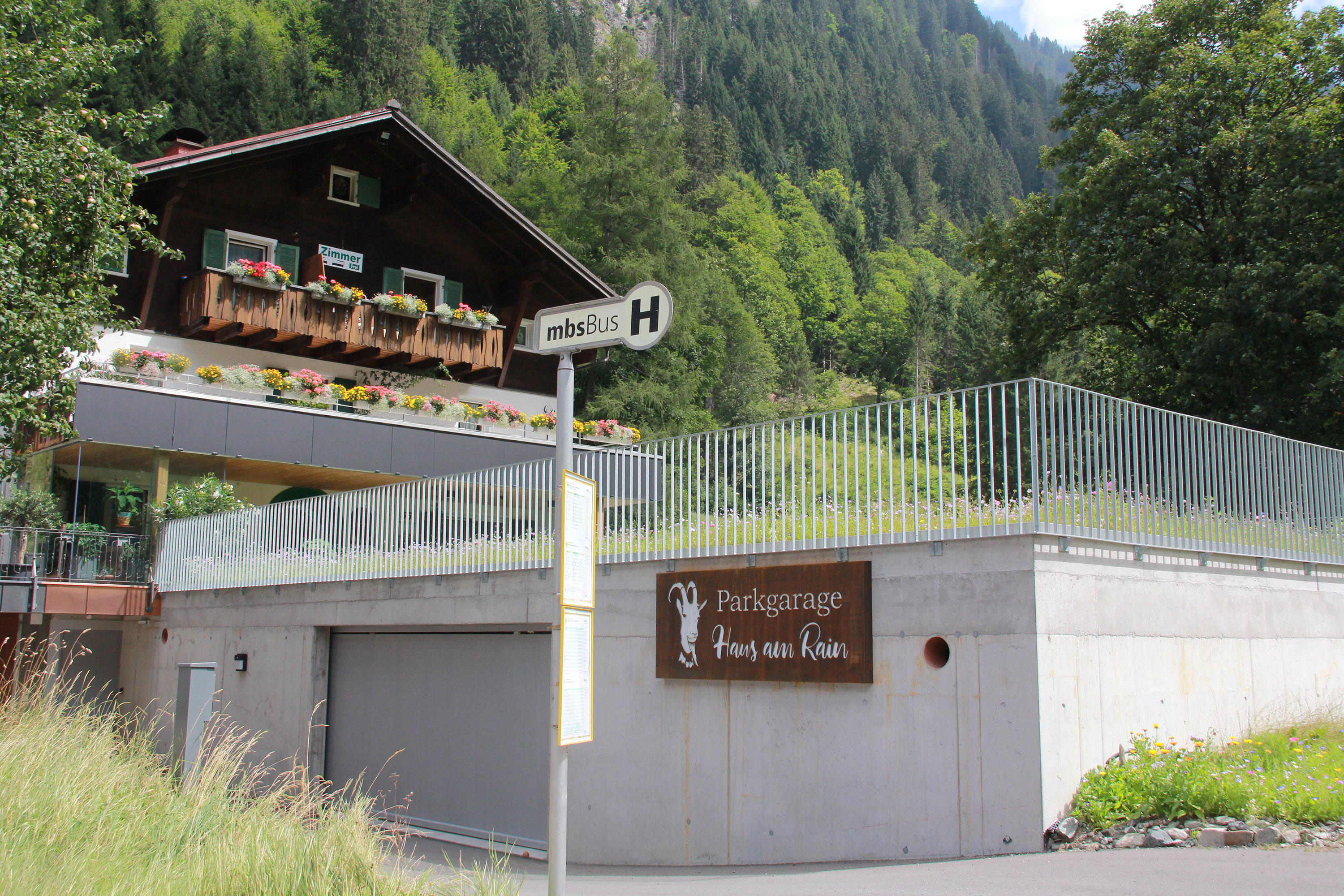 Hausansicht mit Tiefgarage